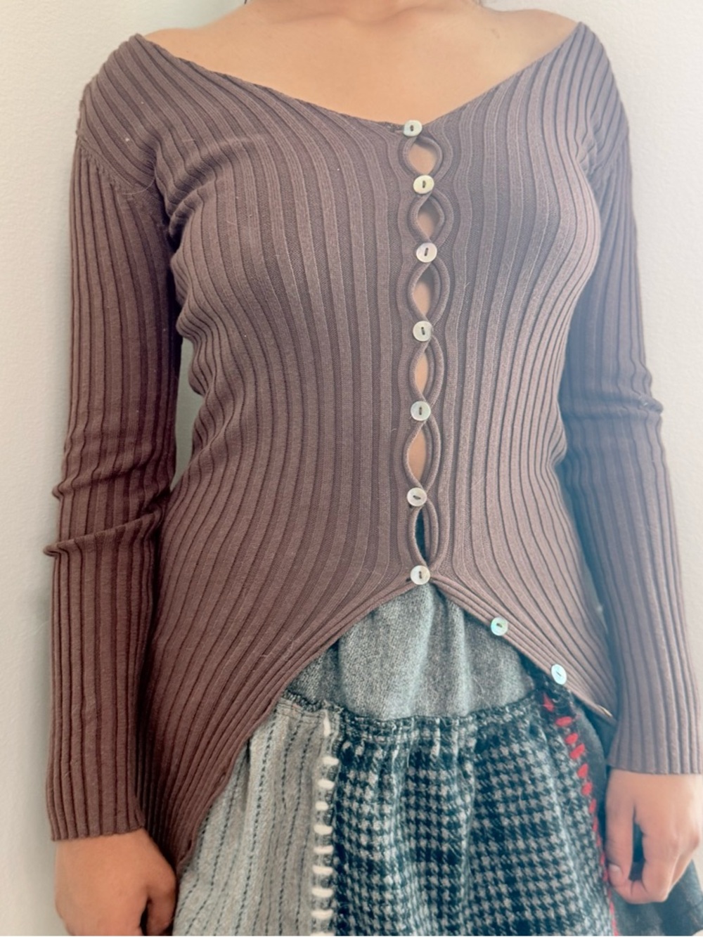 UNIF Ribbed Button-Front V-Neck Top in Brown - Picture 2 of 3